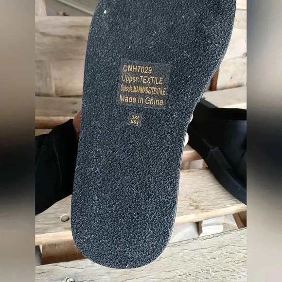 Pretty Little Thing Cross Strap Sandals in Black - Picture 5 of 5